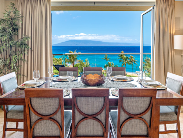 Gorgeous 6-Bedroom Retreat in Maui with Amazing Views
